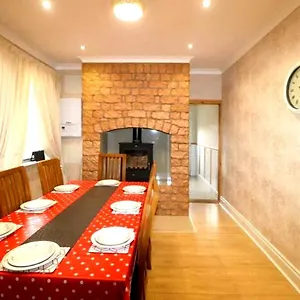 https://cheerful-4-bedroom-holiday-home-close-to-the-sea.hotelsin-chester.com
