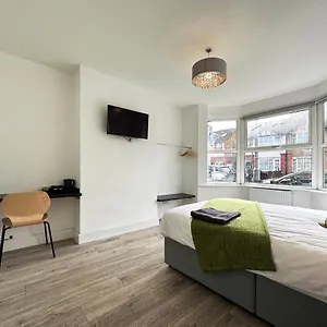 Deluxe Suits Near Luton Airport Luton (Bedfordshire)