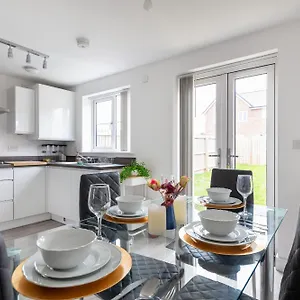 New Luton 3 Bedroom House, Contractors & Families, Sleeps 7 With Free Parking & Wifi Luton (Bedfordshire)
