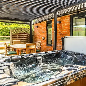 https://cottage-with-hot-tub-near-cheltenham-and-tewkesbury.cardiffhotelswales.com